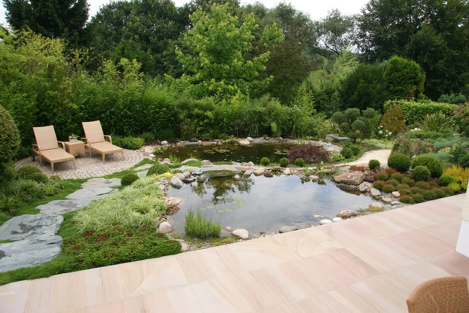 Gartenanlage mit Teichen, Naturstein und Sitzplatz