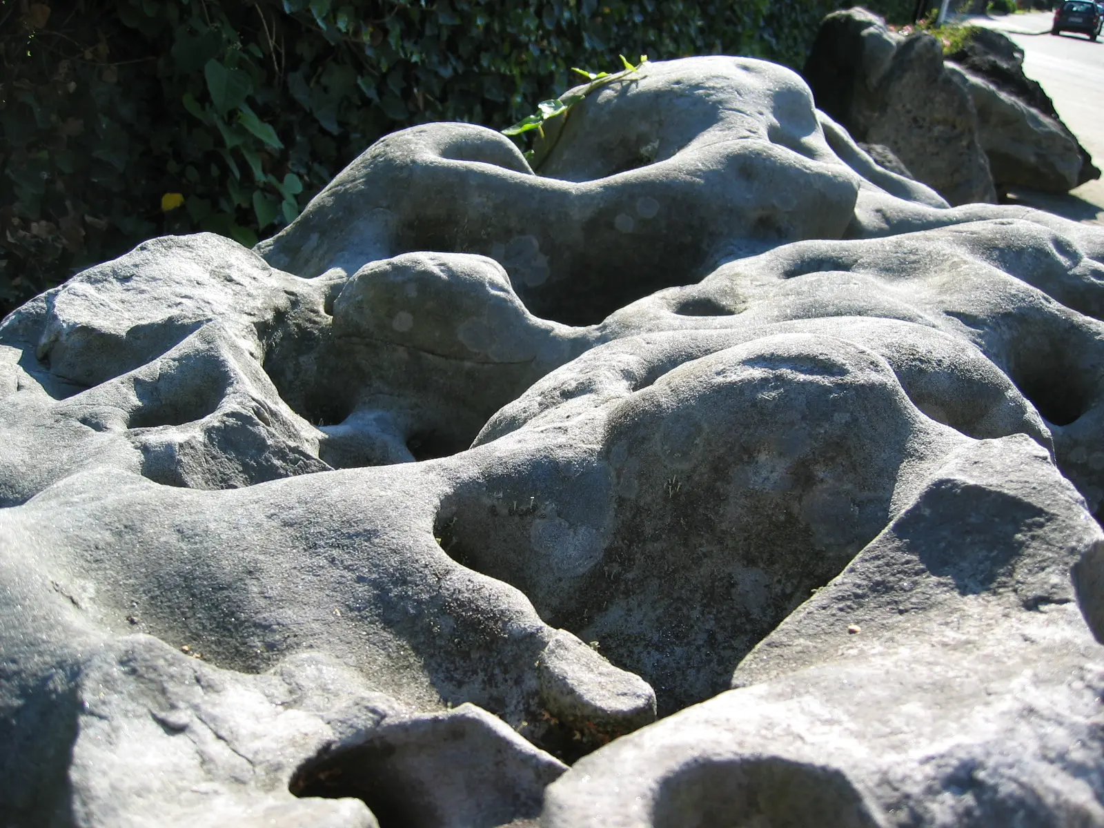 Skulptural geformter Naturstein